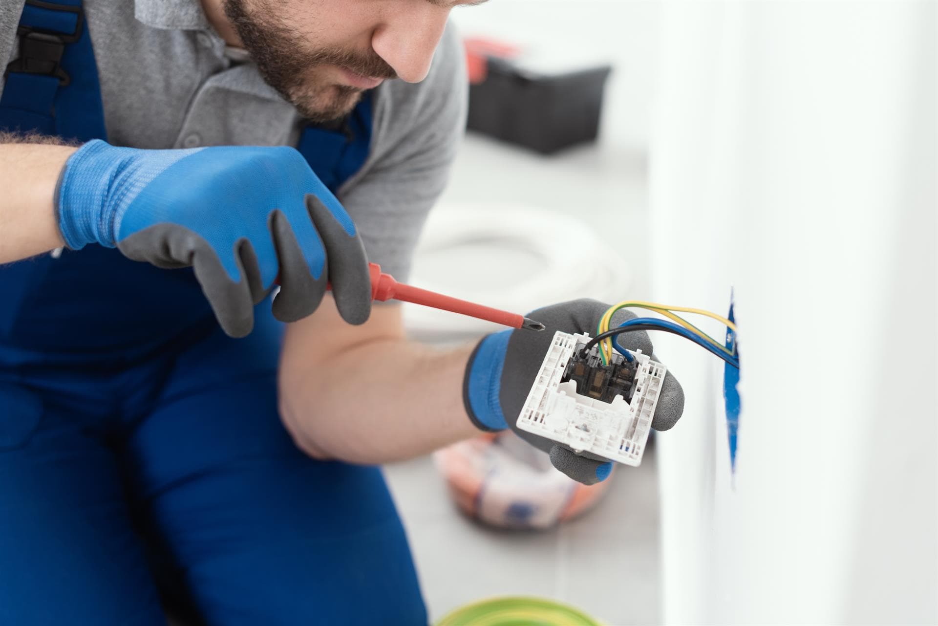 Realizamos todo tipo de instalaciones eléctricas para tu vivienda